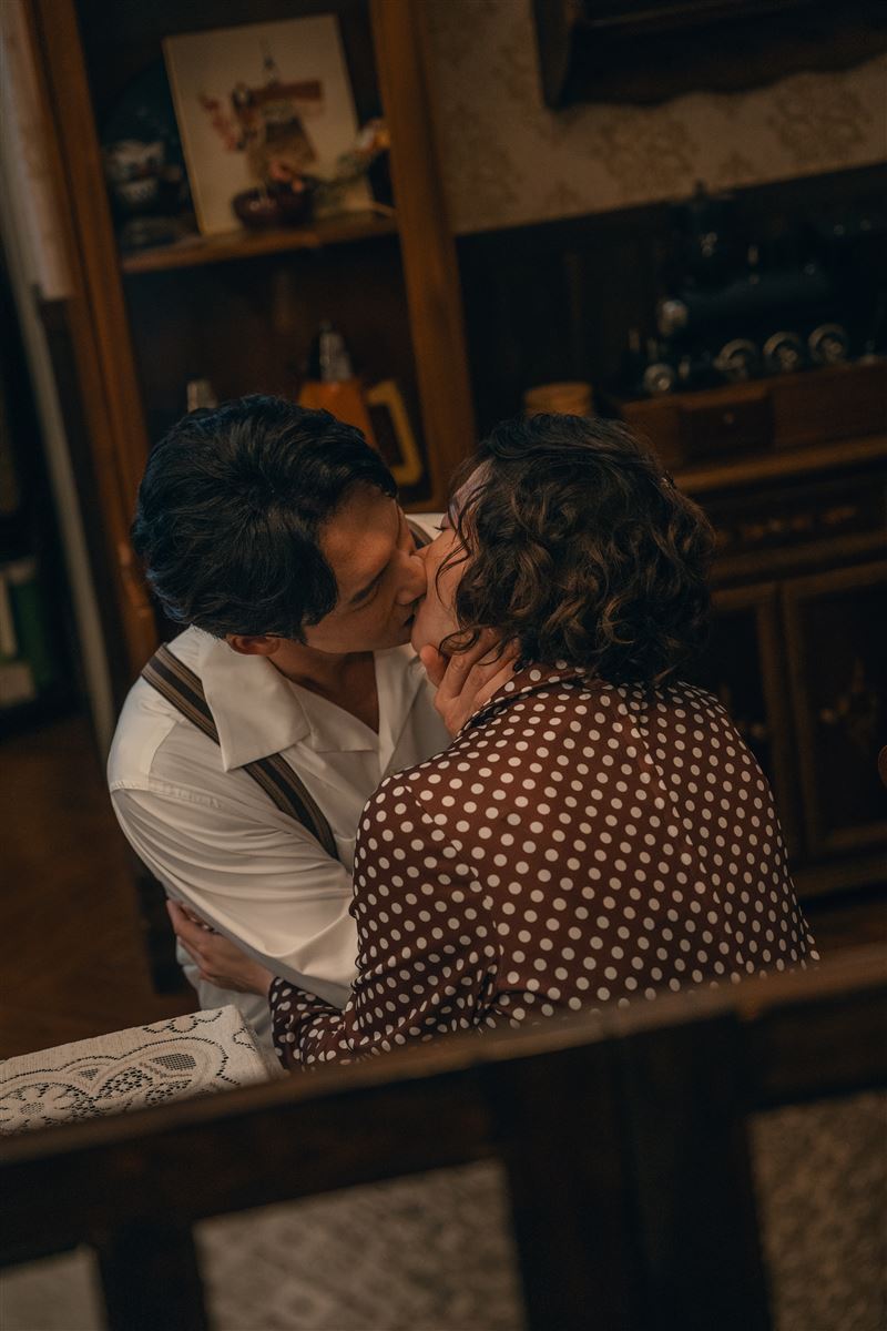 温昇豪（左）與張榕容（右）假戲真做親了。（圖／六魚文創提供）