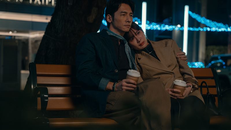 安心亞（右）喪母崩潰，温昇豪（左）出現成救贖。（圖／六魚文創提供）