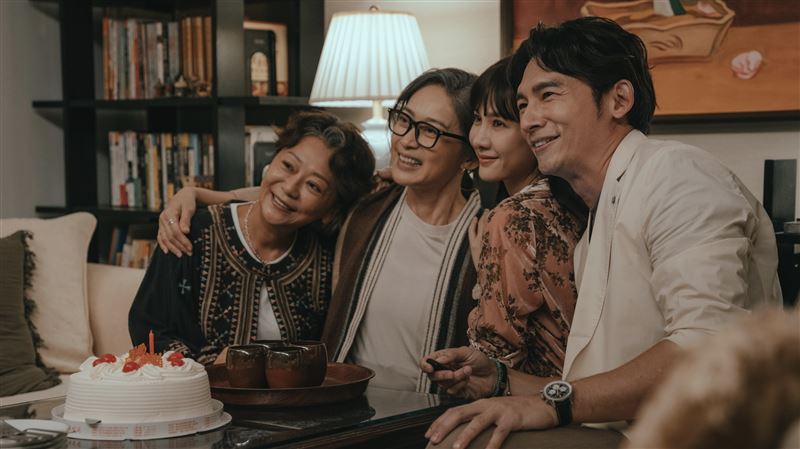 劉瑞琪（左二）晚年決心完成性別轉換。（圖／六魚文創提供）