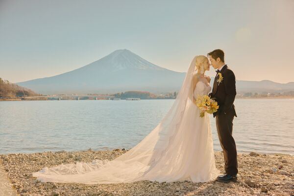 藝人Lulu（黃路梓茵）與陳漢典日前前往日本富士山拍攝婚紗，更獲星宇航空董事長「K董」張國煒大方贈送頭等艙機票。（圖／天地合娛樂提供）