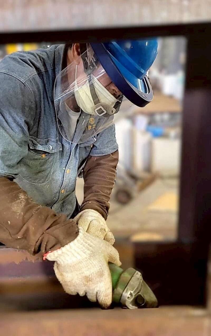 彰化「福哥」為了扶養3名愛孫再度返回職場。（圖／翻攝畫面）