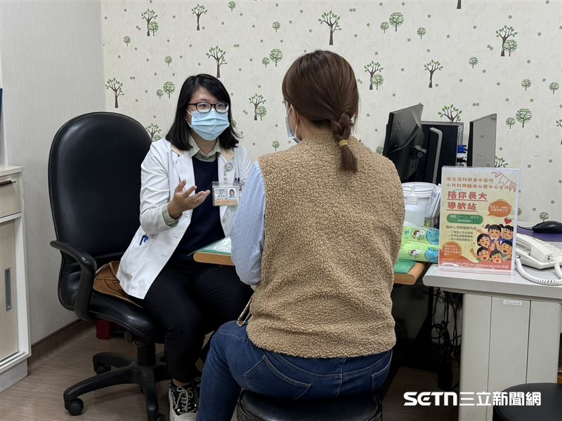 當孩子遭遇排擠或隱形暴力時，家長常在焦慮中迷失方向。圖為台中醫院臨床心理師林亭妤（左）正與家長（右）深入分析孩子的心理狀態，透過專業建議與溝通技巧，協助父母辨識霸凌信號，重建家庭支持系統。（示意圖，非新聞個案家長／台中醫院授權提供）