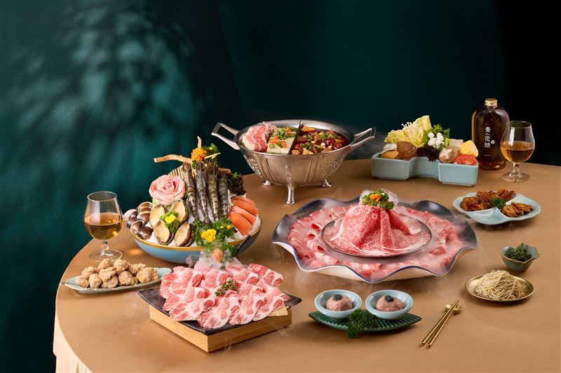 青花驕推出外帶年菜「驕宴美饌」雙人及四人組合。(圖／青花驕提供）