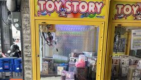 買娃娃機藍芽故障　台中狂男竟持槍掃射（圖／翻攝畫面）