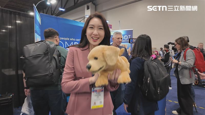 劉至柔意外成了各國媒體和展場企業眼中的「科技小甜心」，流利的英、日文更讓受訪的廠商企業大讚專業
