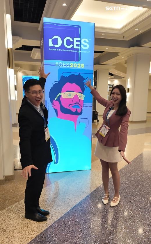 三立記者方昱翔（左）、劉至柔（右）前進美國拉斯維加斯，為觀眾報導2026&nbsp;CES現場最新消息