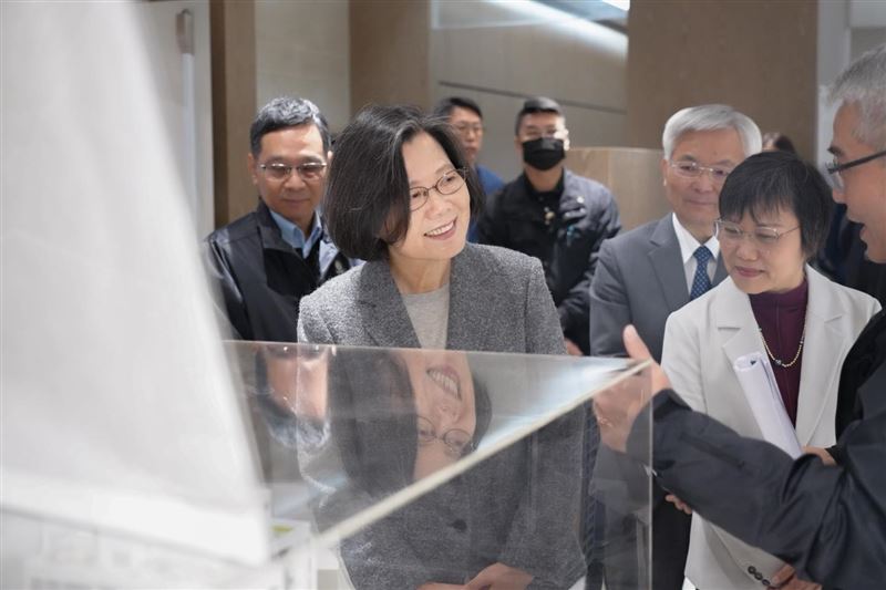 蔡英文在內政部長劉世芳、國家住都中心董事長花敬群陪同下，視察「保二安居」社宅。（圖／翻攝自蔡英文臉書）