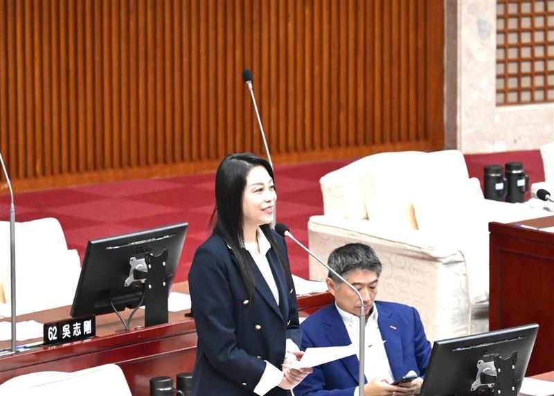 闕枚莎肯定蔣萬安營養午餐免費，建議應延伸至高中生，並將頻率提升至每週 2 至 3 瓶。（圖／闕枚莎提供）