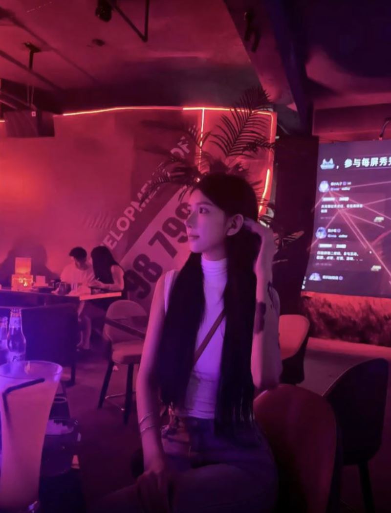 中國吳姓網紅被騙至柬埔寨，近日被發現流落街頭。（圖／翻攝畫面）