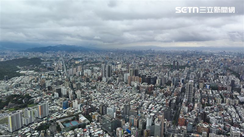 顏炳立談房市，他指出房市在限貸令一年摧殘下「歸ㄟ碎ㄍㄡˊㄍㄡˊ、死死昏昏去」(台語)，預料2026央行仍不會鬆綁，將持續高唱「碎心戀」。（圖／記者陳韋帆攝影）
