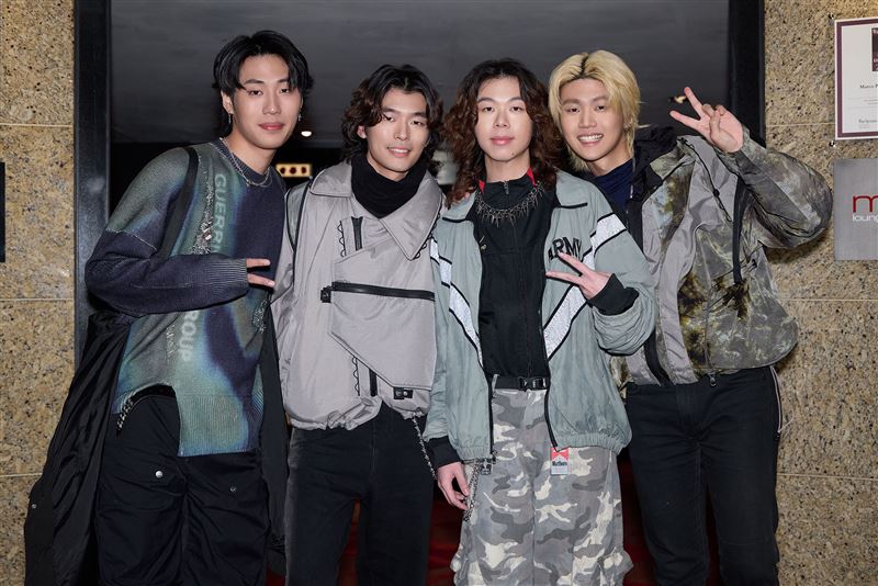 「帕拉斯PALLAS」漢堡（左起）、FAMA、大寶、小葵舉辦發片記者會。（圖／迷音樂提供）