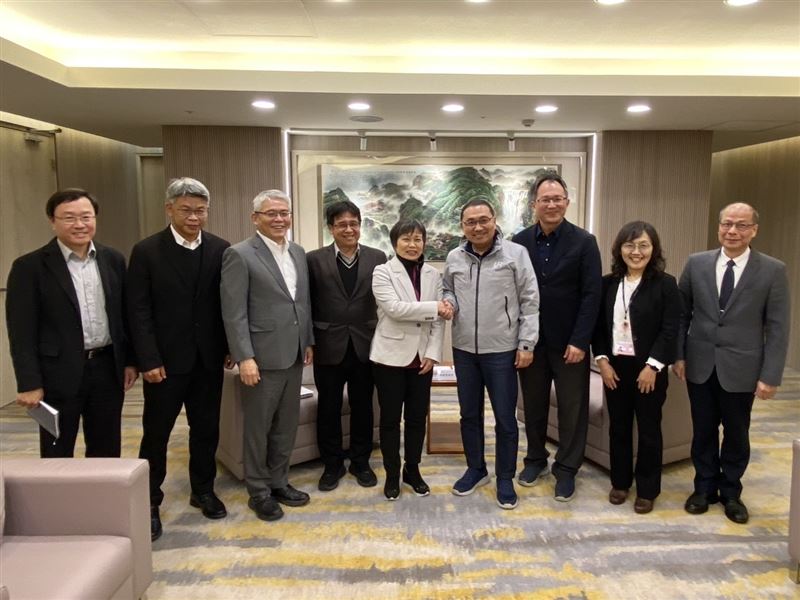 內政部長劉世芳今（6）日率國家住宅及都市更新中心董事長花敬群、國土管理署長吳欣修及地政司長林家正等拜會新北市長侯友宜。（圖／內政部提供）