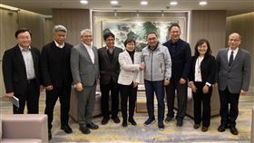 內政部長劉世芳今（6）日率國家住宅及都市更新中心董事長花敬群、國土管理署長吳欣修及地政司長林家正等拜會新北市長侯友宜。（圖／內政部提供）