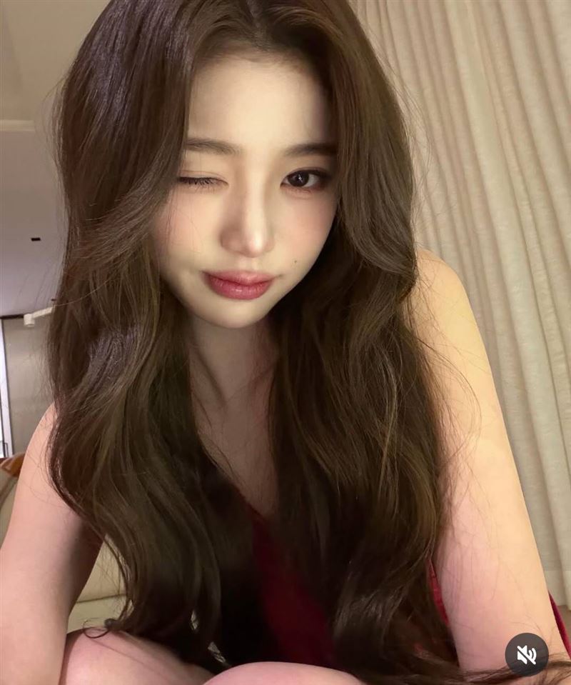 張員瑛臉蛋如同洋娃娃般。（圖／翻攝自IG）