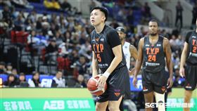 PLG例行賽，領航猿後衛陳將双執行違反運動道德犯規罰球。（圖／記者劉彥池攝影）