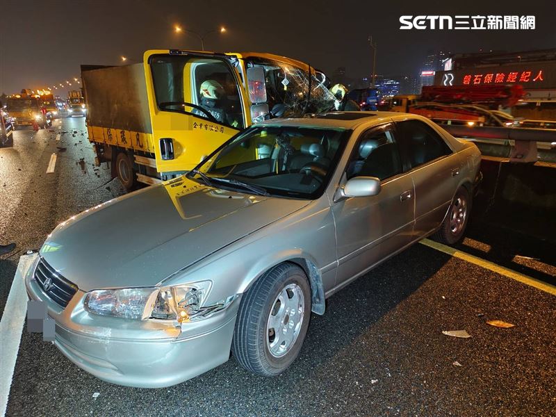 下班國道一號塞爆！嚴重「4連撞」賓士車爛尾，貨車駕駛夾困送醫。（圖／翻攝畫面）