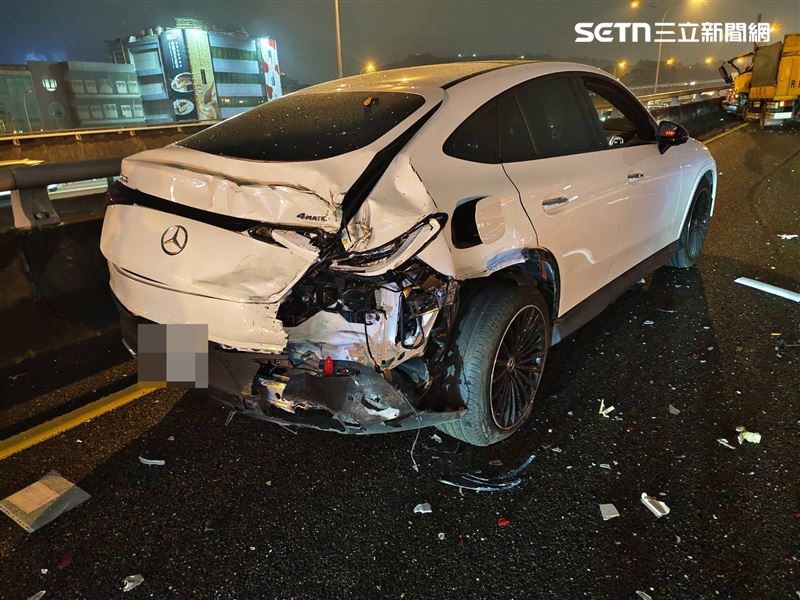 下班國道一號塞爆！嚴重「4連撞」賓士車爛尾，貨車駕駛夾困送醫。（圖／翻攝畫面）