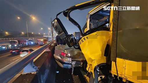 新／下班國1塞爆！嚴重4連撞　賓士車爛尾