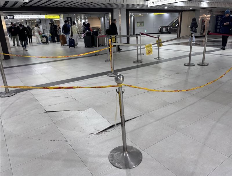 台鐵台北車站地下一樓西南角通道驚傳地磚爆裂。（圖／取自＠hikolog.t threads）