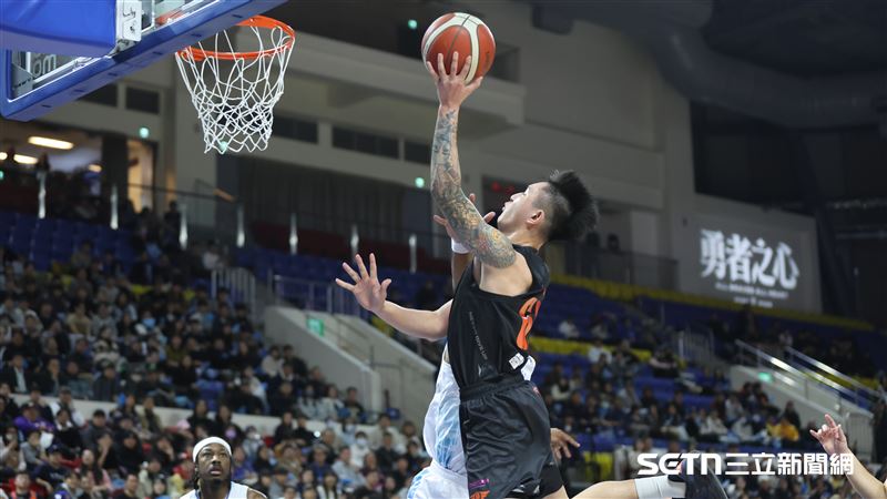 PLG例行賽，領航猿前鋒盧峻翔切入拋投。（圖／記者劉彥池攝影）