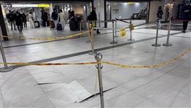 台鐵台北車站地下一樓西南角通道驚傳地磚爆裂。（圖／取自＠hikolog.t threads）