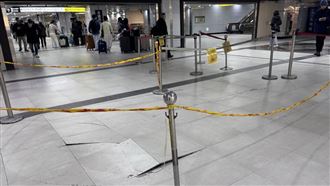 台鐵台北車站地下一樓西南角通道驚傳地磚爆裂。（圖／取自＠hikolog.t threads）