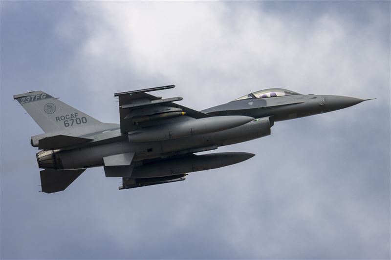 空軍花蓮基地一架編號6700的F-16戰機，在執行例行性夜間航訓任務時，於花蓮外海突然失去聯繫。（圖／IDF經國號FB提供）