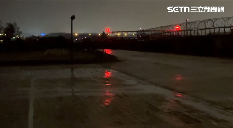 花蓮空軍基地外聽見內部待命聲音。（圖／記者呂彥攝影）