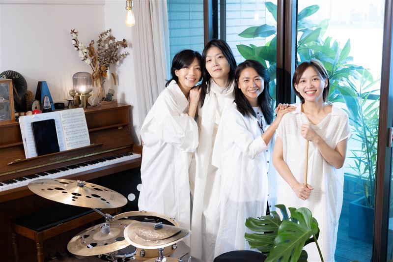 「萬芳和壯女們 One Strong」由萬芳（左起）、王榆鈞、賴雅芳、楊庭禎組成。（圖／原點概念提供）