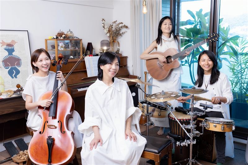 官方釋出一支快問快答影片，意外曝光「萬芳和壯女們」私下輕鬆又逗趣的一面。（圖／原點概念提供）