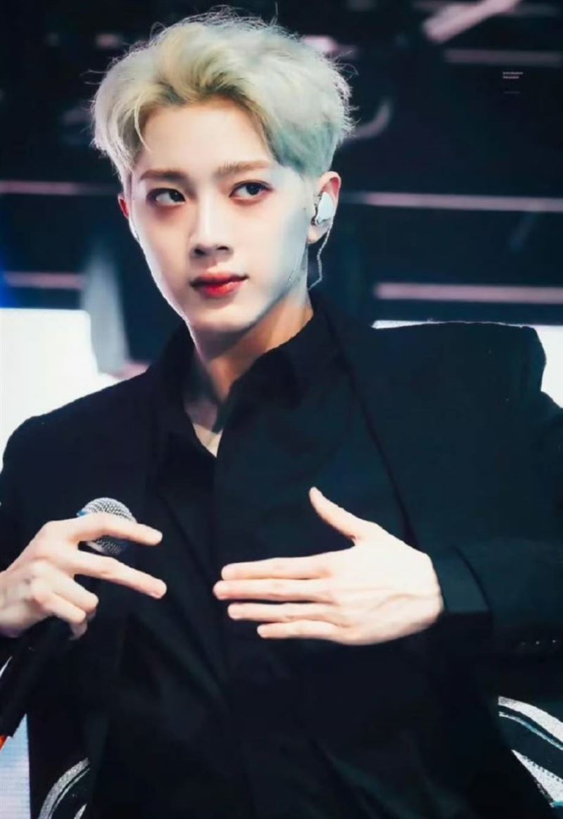 台灣男星賴冠霖曾是韓團「WANNA ONE」成員之一。（圖／翻攝自微博）