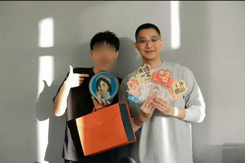 台灣男星賴冠霖（右）近況曝光。（圖／翻攝自微博）