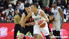 PLG例行賽，富邦勇士前鋒林志傑對位盧峻翔。（圖／記者劉彥池攝影）