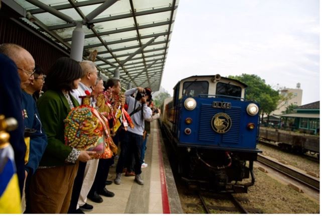 媽祖首度搭乘阿里山林鐵「栩悅號」進入山林，信仰與鐵道風景交會，成為難得一見的畫面。（圖／翻攝自新港奉天宮粉專）