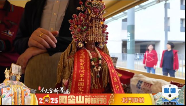 神尊隨列車巡行沿線鄉鎮，吸引信眾與遊客駐足，共同見證這場移動中的信仰行腳。（圖／翻攝自新港奉天宮粉專）