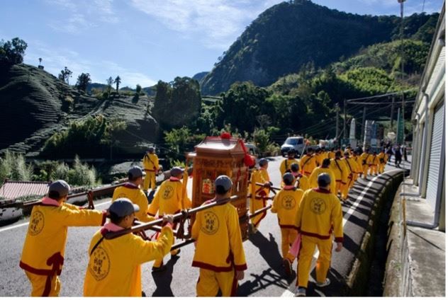 行程期間天氣多變卻氣氛溫暖，沿線鄉親熱情迎神，展現山城濃厚的人情味。（圖／翻攝自新港奉天宮粉專）