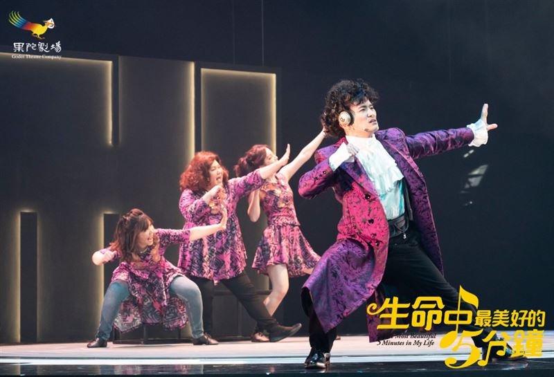 唐從聖飾演死神，擁有帶人穿越時空的能力。（圖／果陀劇場提供）