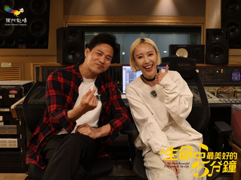 方宥心（右）與陳國華（左）錄製宣傳曲。（圖／果陀劇場提供）