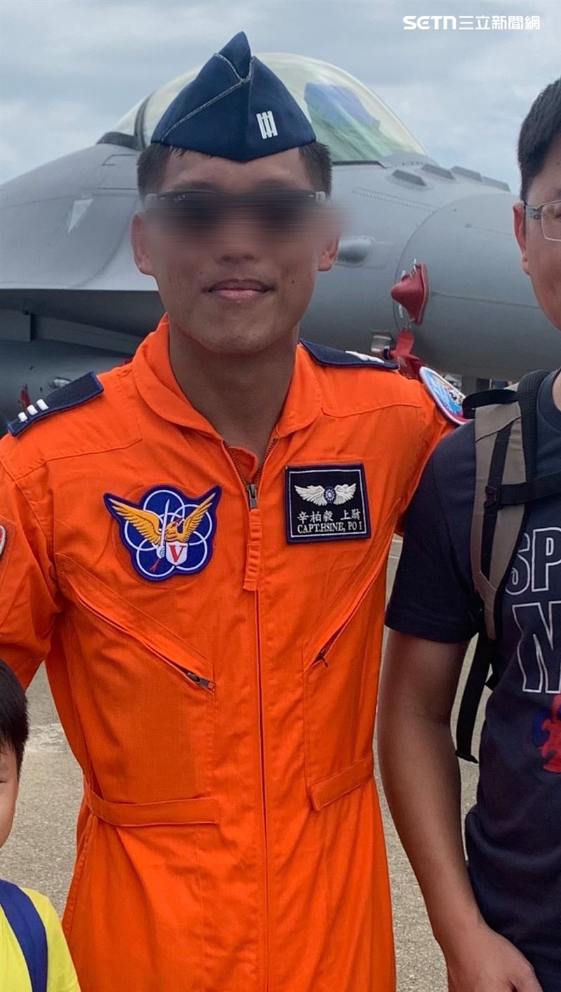 辛柏毅上尉近日剛度完蜜月回營區執行任務，新婚妻子也在軍中服務。（圖／網友小陳故事多提供）