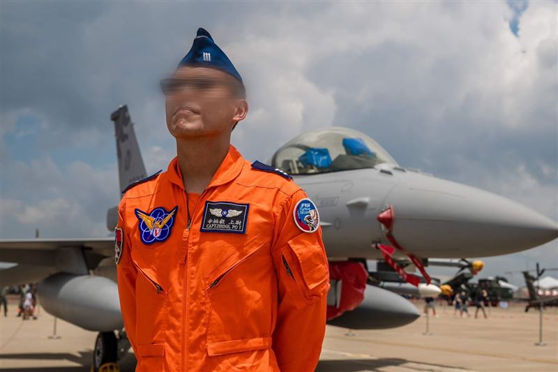 辛柏毅軍裝帥照曝光，全台集氣祈求他平安歸來。（圖／IDF經國號FB提供）