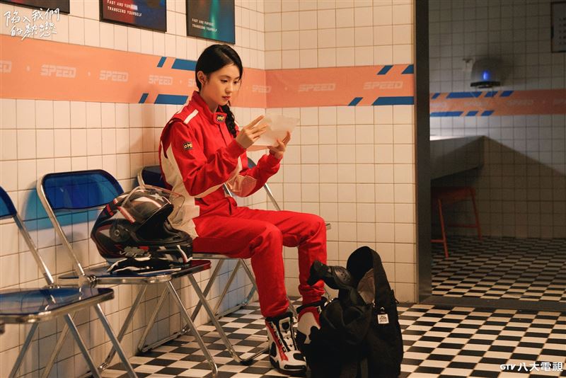 劉浩存為戲穿上帥氣賽車服。（圖／八大電視提供）