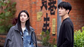 劉浩存（左）透露第一眼看起來文靜的王安宇（右）私下其實很活潑。（圖／八大電視提供）