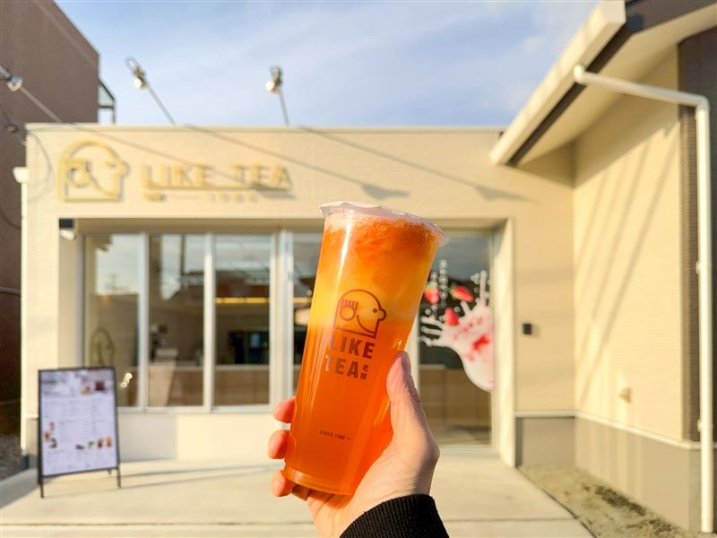 老賴茶棧「葡萄柚多多綠」，以新鮮果粒搭配清梔綠茶，呈現道地台灣味。（圖／老賴茶棧提供）