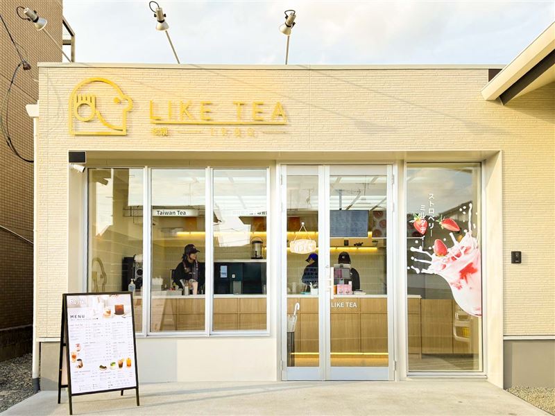 台灣知名手搖飲店插旗日本熊本，全新概念店型結合「台灣味日常」與日系簡約美學，展現年輕化品牌形象。（圖／老賴茶棧提供）