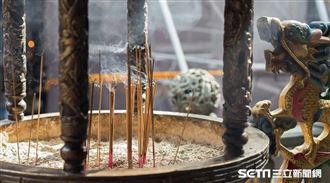 春節將近，不少民眾會到廟裡點燈祈福。（圖／三立新聞網）