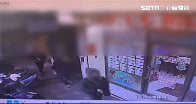 警方晚間逮捕3名嫌犯，據了解，疑似是妻子教唆2友殺夫。（圖／翻攝畫面）