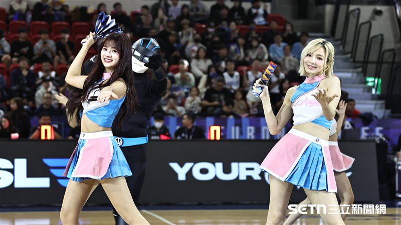 Fubon Angels成員寶兒（右）和沁沁分享當歌手要注意健康。（圖／記者劉彥池攝影）