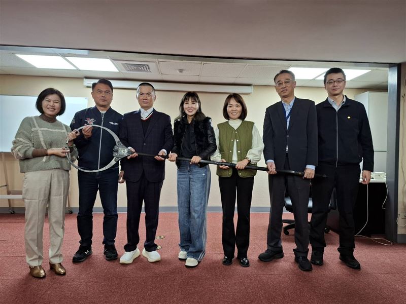 台北市政府市政顧問陳啟宏（左3）贈北捷新型防爆叉。（圖／取自北捷官網）