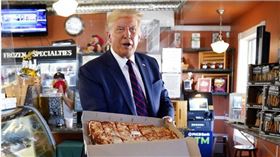 五角大廈「披薩指數」暴漲12倍！美、以劍指德黑蘭？川普強硬警告：別跟行動派玩遊戲。（圖／翻攝自X平台）