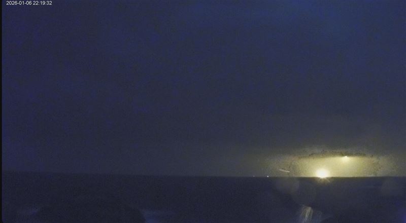 各單位投入搜救後，夜空不時出現照明彈亮光。（圖／翻攝東管處YT）